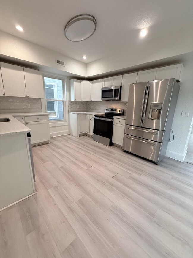 Building Photo - Gorgeous Four Bedroom Completed Upgraded