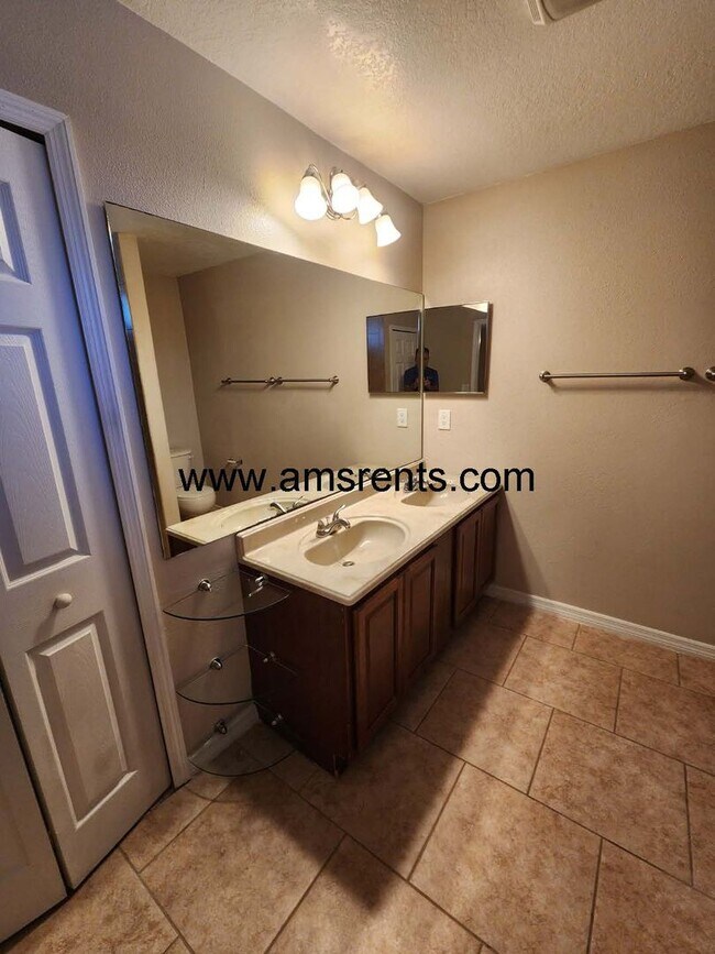 Building Photo - Large 4/2 Home With 2 Car Garage In Poinciana