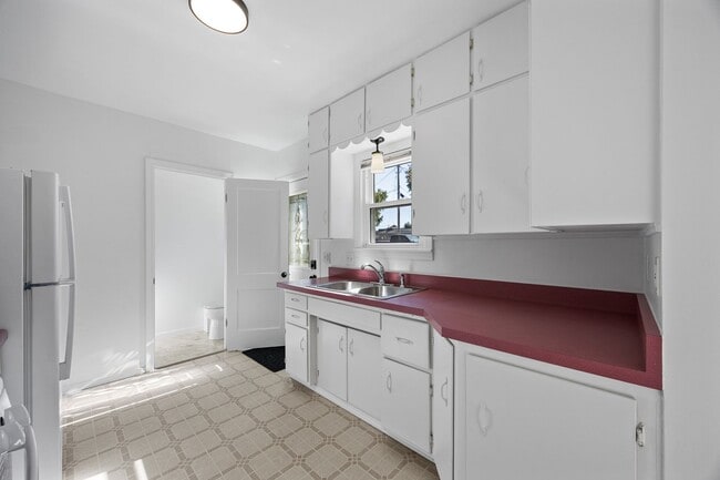 Building Photo - Well Cared for Single Family Home in Conve...