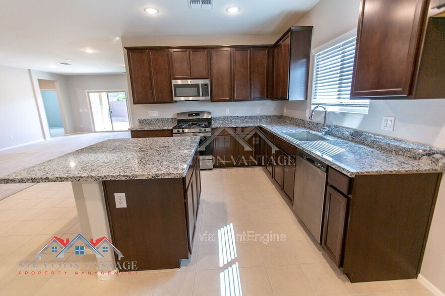 Building Photo - 495 E Rio Pl