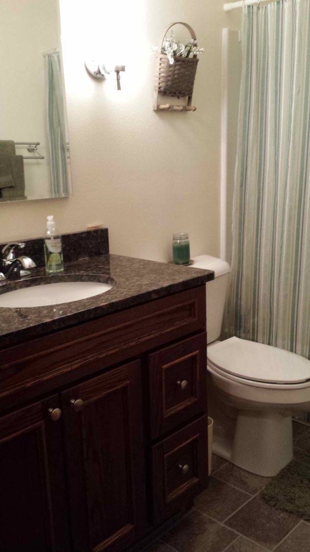 Building Photo - North central Ames 2 bedroom updated duple...