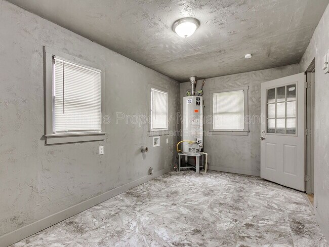 Building Photo - 2612 N Fonshill Ave