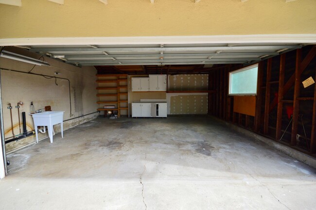 Building Photo - 3 Bedroom in Great Fullerton Neighborhood ...