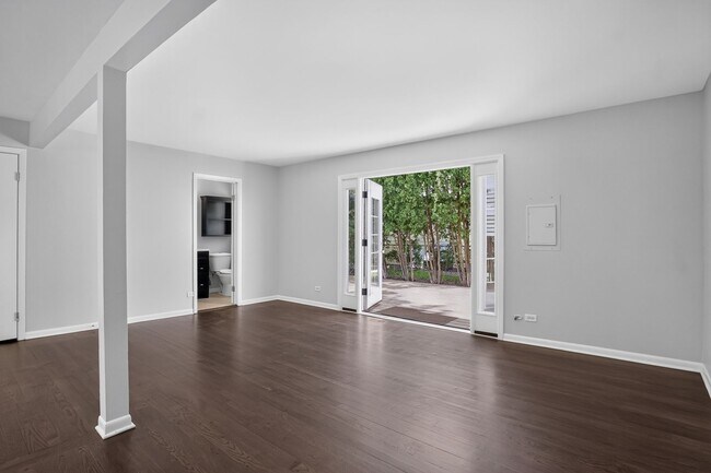 Building Photo - Spacious Stunning 3 BR House in Mount Prospect W/ Office/Playroom on Corner Lot