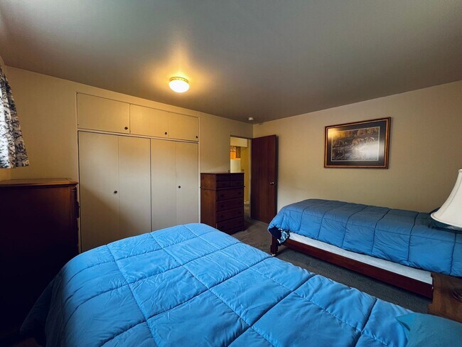 Building Photo - Fully Furnished home- perfect for traveling medical professionals!