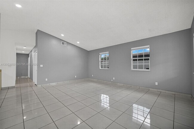 Building Photo - 451 E 37th St