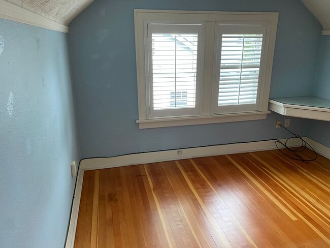 Building Photo - Arbor Lodge Bungalow!