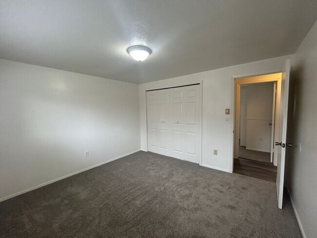 Building Photo - 547 Poole-2