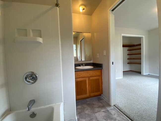 Building Photo - 3BR Home in Pacific Paradise Gardens, Mt. View