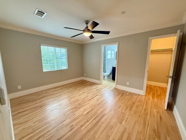 Building Photo - MOVE IN READY 2/2 with 2 Assigned Parking! In Unit Washer & Dryer! Gated Community! Centrally Loc...