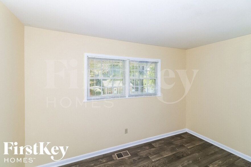 Building Photo - 2450 Rolling View Dr