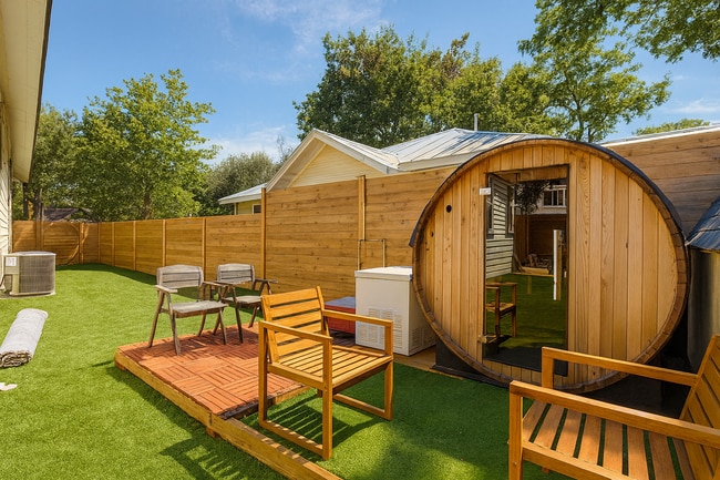 Building Photo - 1107 E 10th St