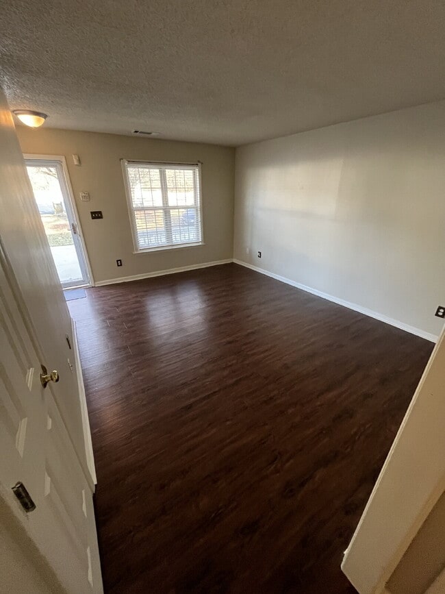 Building Photo - "Charming 2-Bed, 2-Bath Retreat in High Point's Peaceful Ambassador Court!"