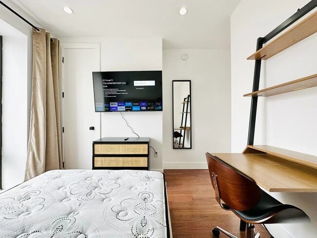 Building Photo - Furnished room/NOT APARTMENT