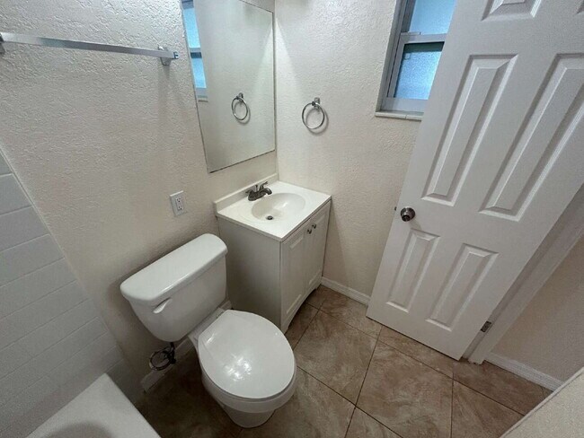 Building Photo - "Cozy 1-Bedroom Apartment in St. Petersburg – 550 Sq Ft of Comfort & Convenience!"