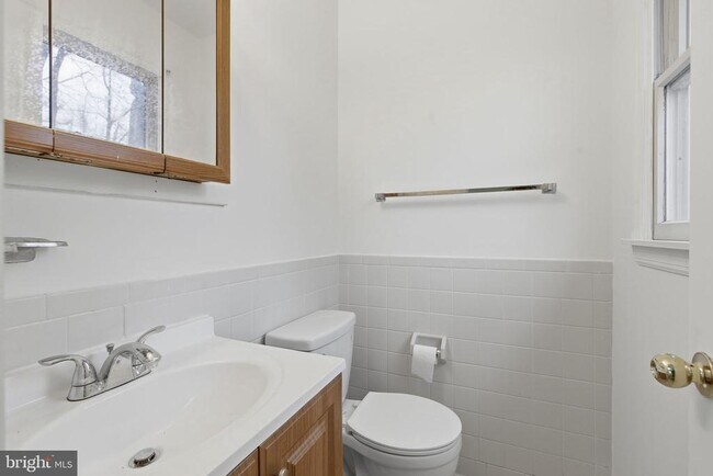 Building Photo - 4904 Hollywood Rd