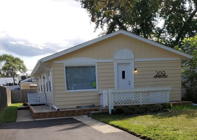 Building Photo - 209 E Pineview Dr
