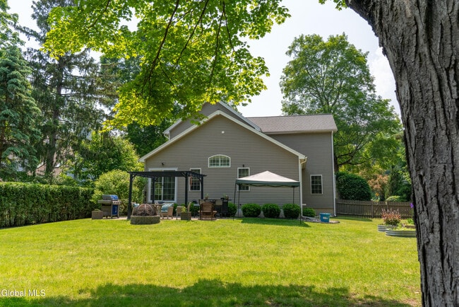 Building Photo - 2 Horizon Dr