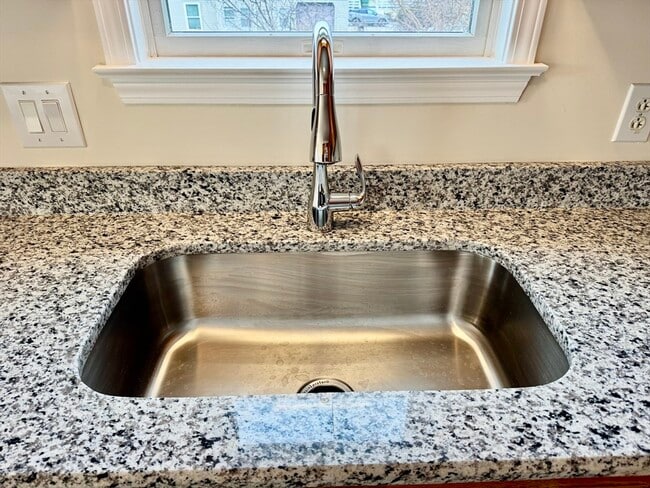 Building Photo - 7 J St