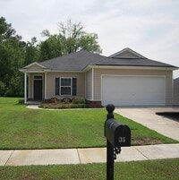 Building Photo - New floors, just painted, and all new appliances!!
