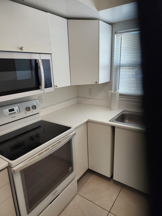 Building Photo - 2750 S Pines Dr