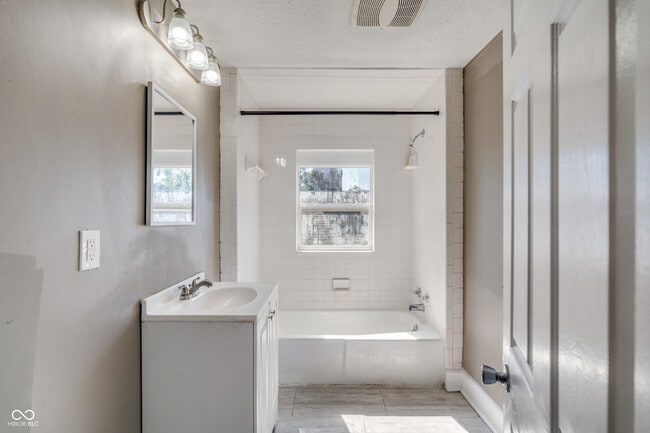 Building Photo - 717 N Grant Ave