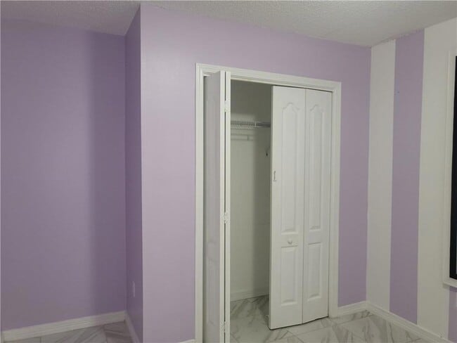 Building Photo - 827 Charlie Dr