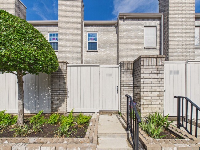 Building Photo - 4001 Tanglewilde St
