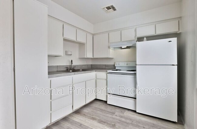 Building Photo - 1702 W Vogel Ave