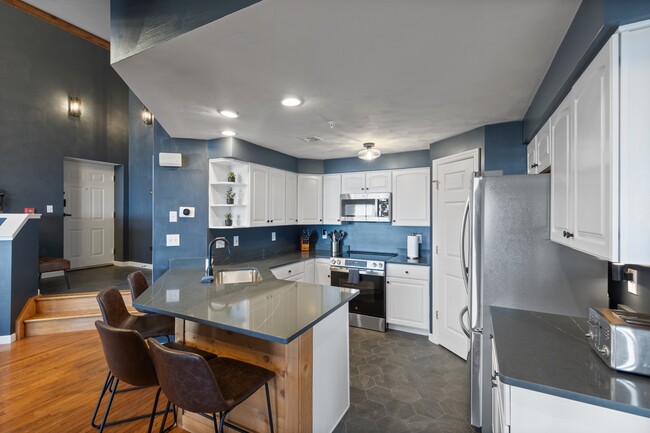 Building Photo - 8120 Stonegate Dr