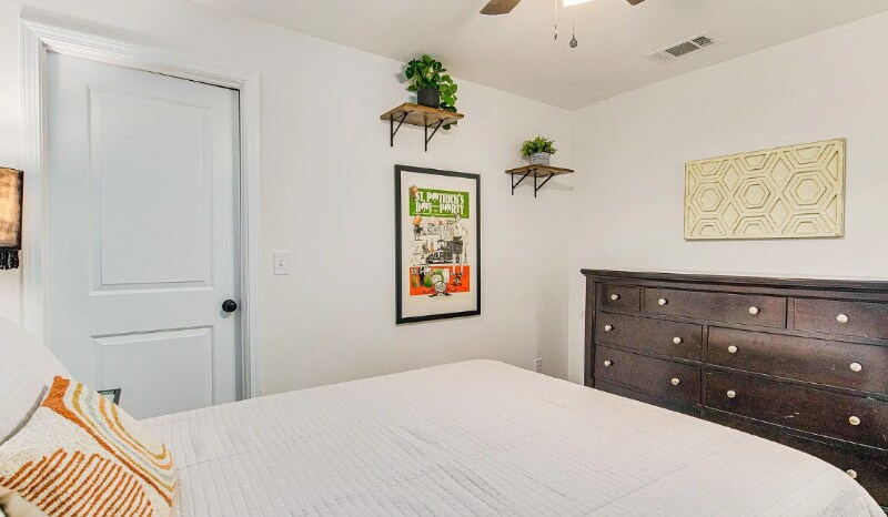 Building Photo - 814 W Gonzalez St