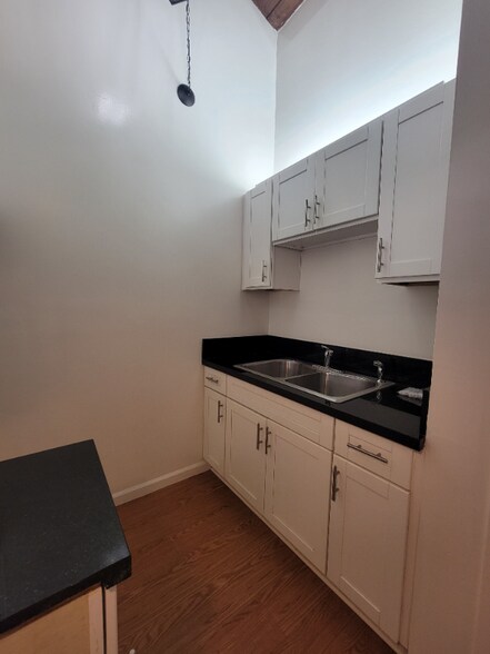 Building Photo - 7340 Ventura Canyon Ave