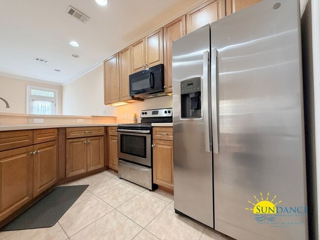Building Photo - Natural Light Filled end unit 2-Story 3BR Niceville Home!