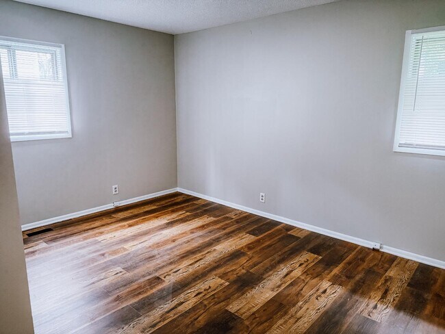 Building Photo - 918 Skyline Dr