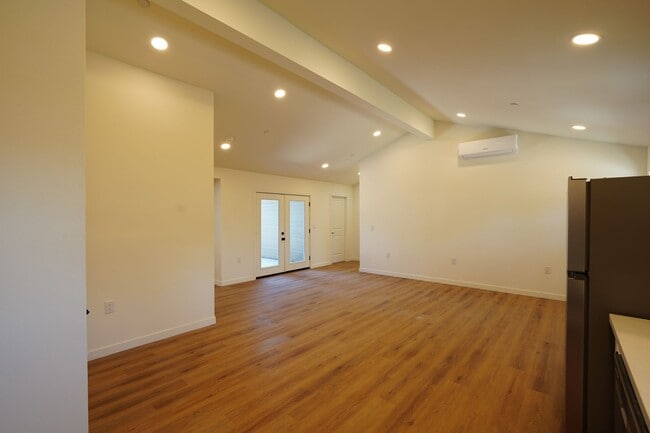 Building Photo - 4805 Charlotte Way