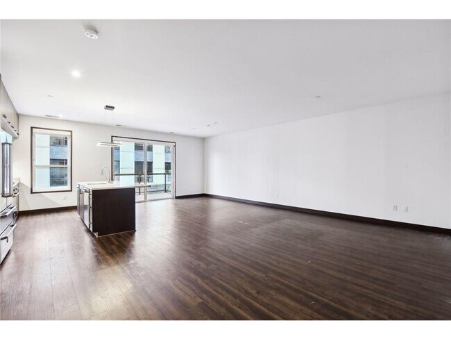 Building Photo - 253 Lake St E