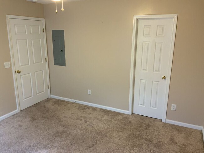 Building Photo - 127 Linville Ct