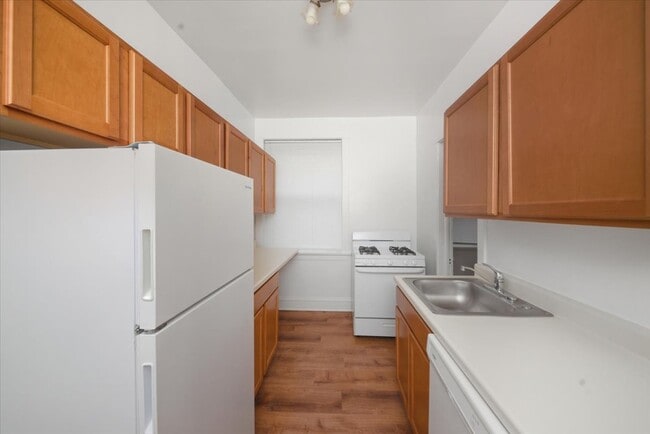 Building Photo - 735.5 Hinman Ave