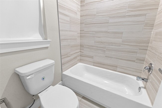 Building Photo - 2511 Des Chaumes St