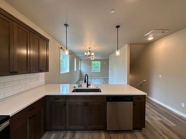 Building Photo - Beautiful Three Bedroom Townhome in Sustai...