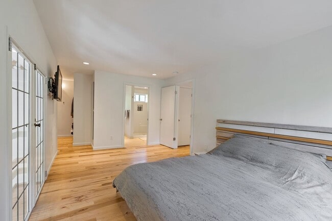 Building Photo - Great modern home located on Mercer Island