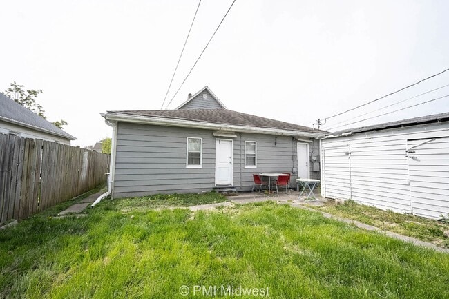 Building Photo - Charming 2 Bed Duplex in Indianapolis with Spacious Layout and Prime Location!