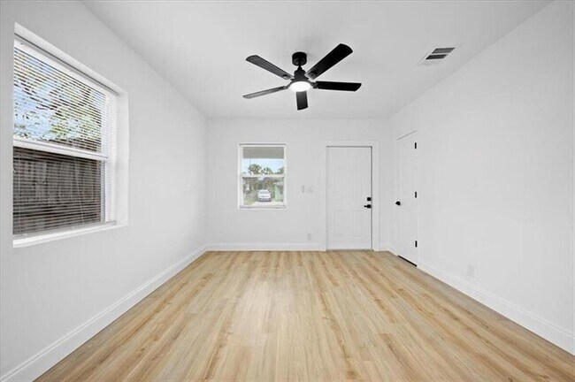 Building Photo - 1209 14th Ct S