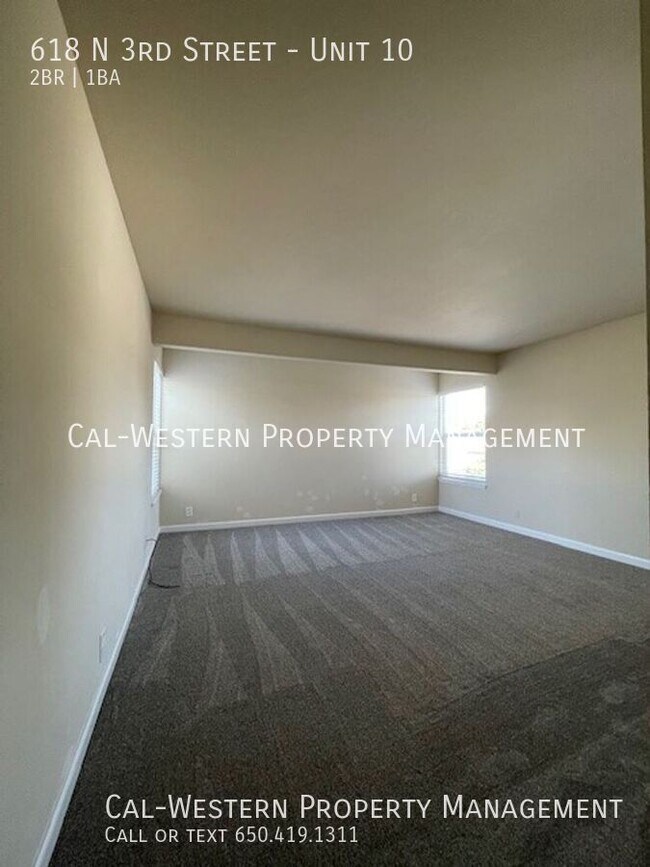 Building Photo - 2 Bedroom/ 1 Bath Upstairs End unit Availa...