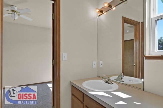 Building Photo - Beautiful home with views of Pikes Peak!