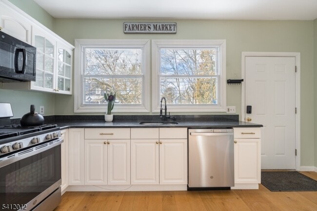 Building Photo - 30 Sussex Ave