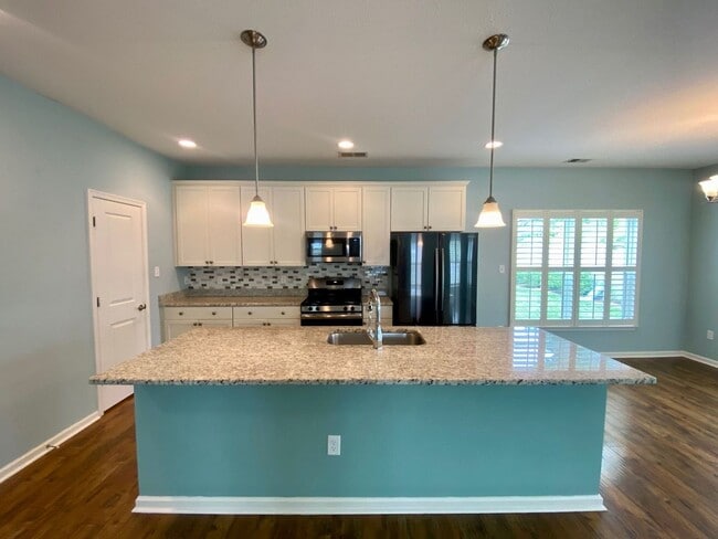 Building Photo - Introducing a stunning Condo with a coasta...