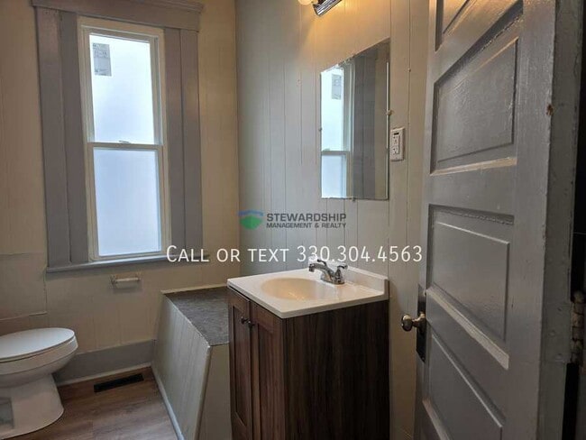 Building Photo - 149 Rhodes Ave