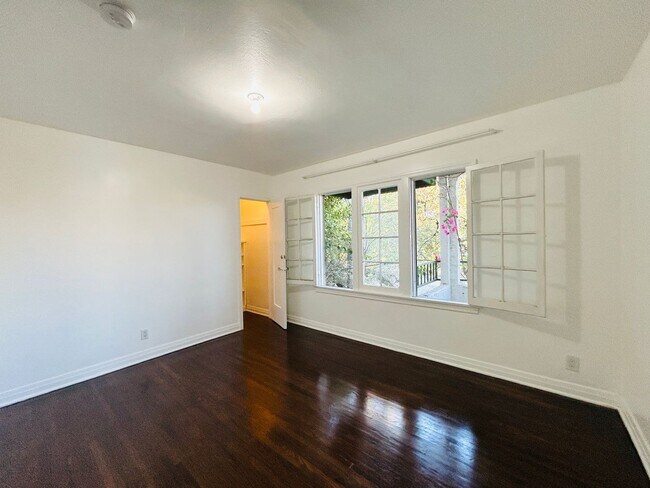 Building Photo - 8159 Willoughby Ave