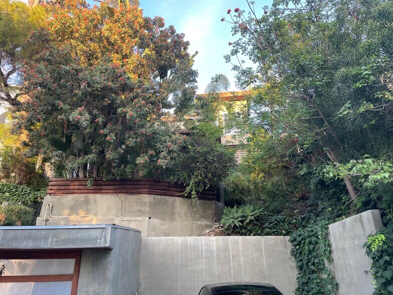 Front from street view - 3949 Cumberland Ave